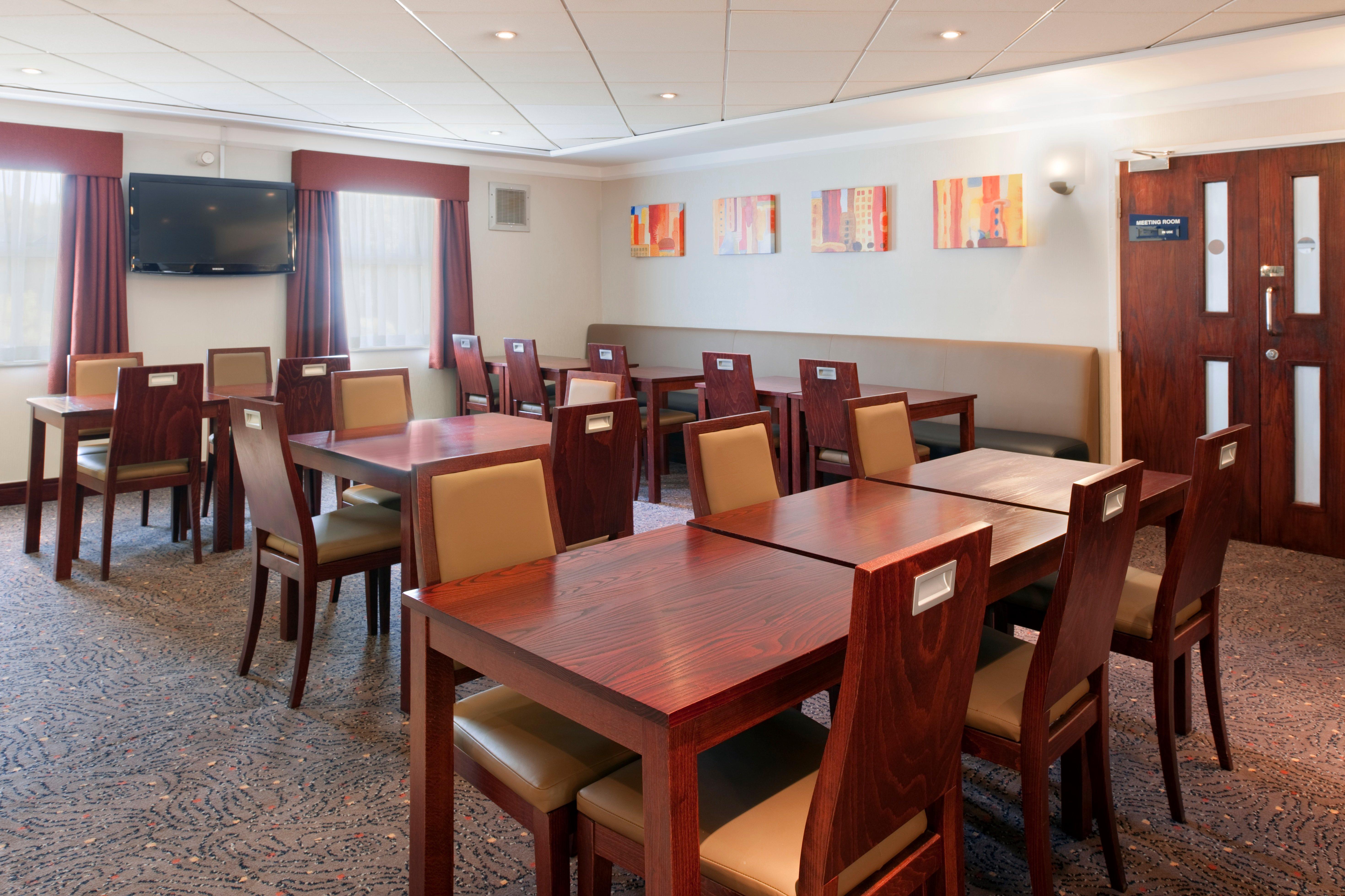 Holiday Inn Express Glenrothes By Ihg Экстерьер фото