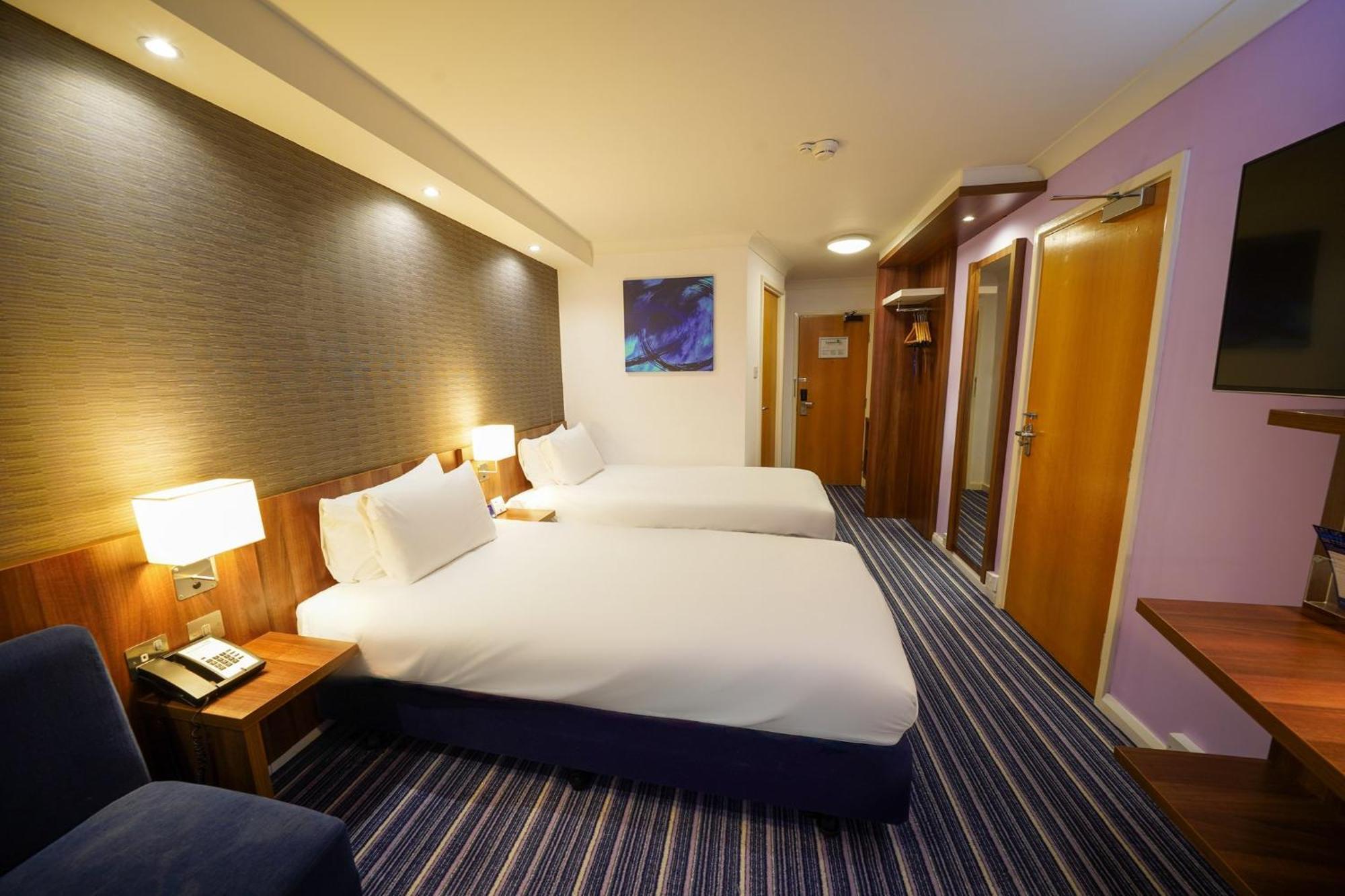 Holiday Inn Express Glenrothes By Ihg Экстерьер фото